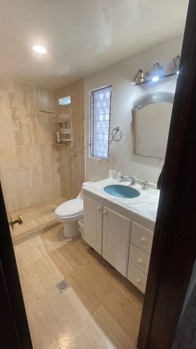 Vendo Casa Paseos De Churubusco. Parque Tezontle, Plaza Oriente A 400 Mts. Central De Abastos , Metrobus Rio Teolutla A 50 Mts., Central De Abastos., Foro Sol. A 5 Minutos. Aeropuerto A 10 Min.