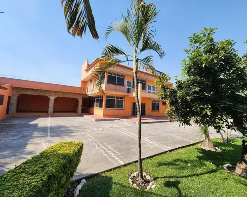 Casa Residencial Campestre Con Alberca Y Finos Acabados!