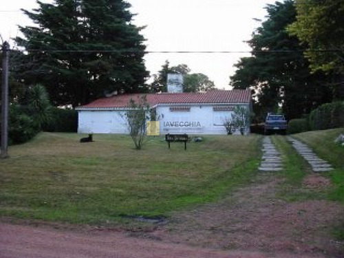 Imagen 2 de 2 de Venta De Casa De 4 Dormitorios En Barrio Golf