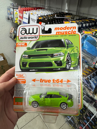 Auto World Modern Muscle 2023 Dodge Charger R / T Scat Pack Color Verde Lima