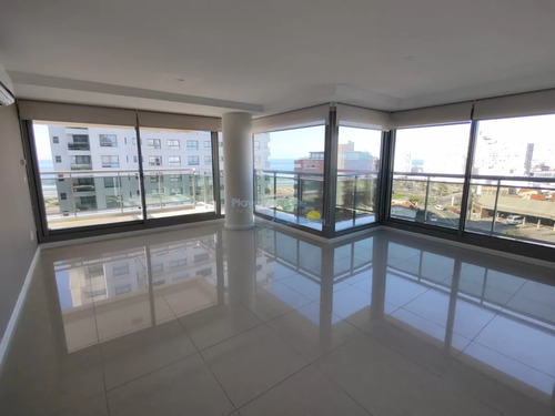 Se Vende Apartamento En Complejo Imperial, Punta Del Este 