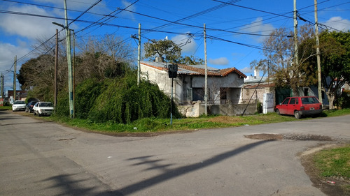 Vendo Casa En Esquina S/ Amplio Lote, La Plata 