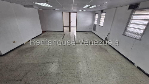 En Alquiler Excelente Oficina Ideal Y Funcional En La Urbina
