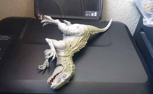 2015 Hasbro Jw Indominus Battle Damage Chomping 28cms (Usado)