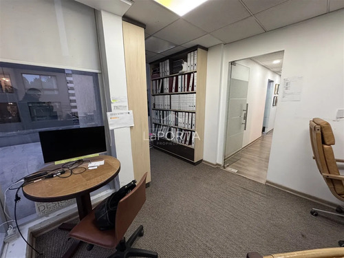 Exclusiva Oficina 70 M2 /pedro De Valdivia /sector Comercial