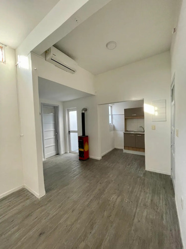 Oportunidad! Vendo Apartamento Reciclado De 2 Dormitorios Y Patio, Bajos Gastos Comunes, A Pasos Del Shopping Tres Cruces.