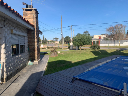 Se Vende Casa, 3 Dormitorios, Con Amplio Terreno, A 1 Cuadra De La Playa, En Lomas De Solymar. Ciudad De La Costa.