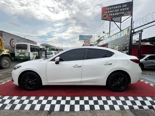 Mazda 3 TOURING 2.0 AT