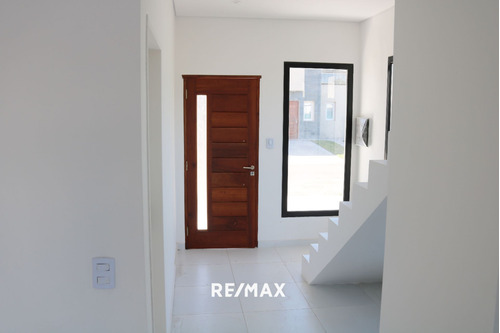 Venta Casa Duplex 5 Amb. Bº Spring Park Pilar Km51