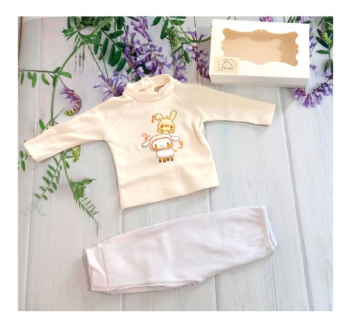 Imagen 3 de 4 de Ajuar Caja Pijama Camiseta Bordada Rayada + Pantalon Sin Pie