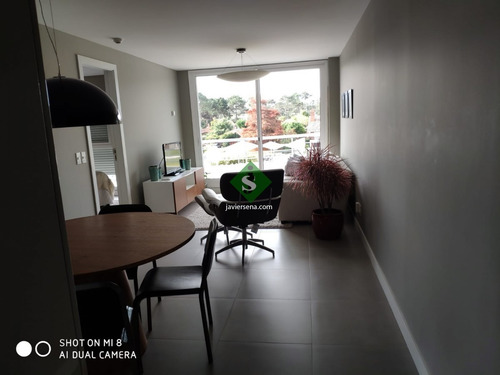 Venta De Apartamento En La Roosevelt, 2 Dormitorios, 2 Baños, Cerca De Todo. - Ref: 167189