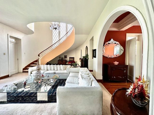 Casa En Las Lomas En Venta Con Amplio Jardin