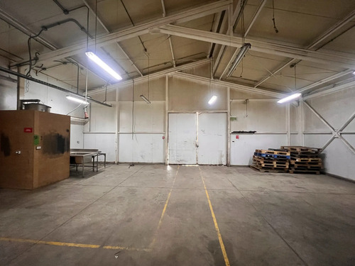 Galpón De Uso Comercial En Principal Avenida
