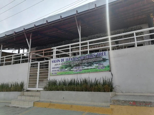 Renta De Local Comercial En Av. Lago De Guadalupe, Con Departamento Incluido