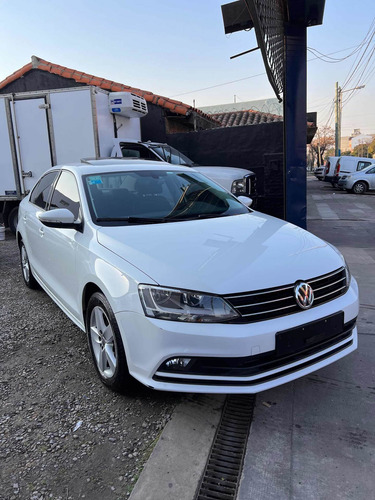 Imagen 4 de 8 de Volkswagen Vento 2017 1.4 Comfortline 150cv At