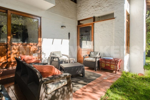 Casa Con Amplios Espacios Y Excelente Iluminación