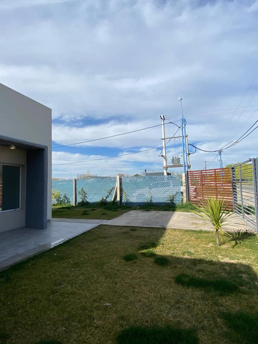 Venta De Casa En General Roca, B° Vista Barda 2 Habitaciones