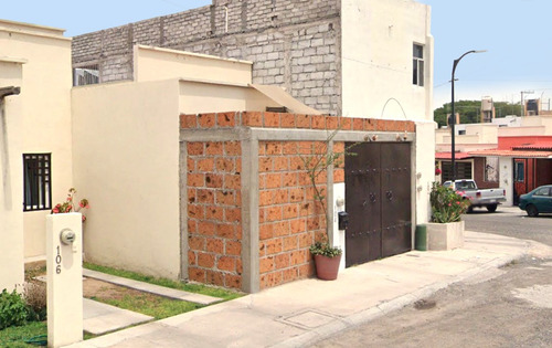 Casa En Venta En Lomas Del Mirador Iv, Corregidora, Querétaro En Calle De 2da Cerrada Mirador De Bernal # 104. Cd*