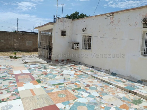 Imagen 1 de 8 de Acogedora Casa En Venta En Intercomunal Coro La Vela 22-25260 04146954944