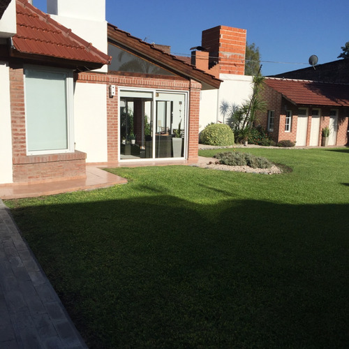 Imagen 7 de 18 de Excelente Casa En Venta Con Piscina Y Quincho - Lote De 20 X 35mts