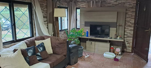 Venta De Casa, Las Toscas, 3 Dormitorios, Living Comedor Con Estufa Leña, Sobre Aveninda Principal.