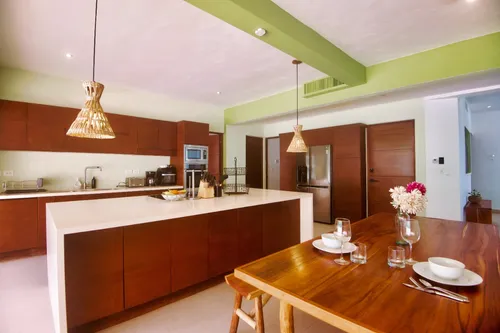 2 Casas Por El Precio De Una! Villa De 7 Recamaras Con 2 Albercas Lock-off Amueblada