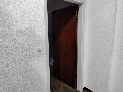 Mas Barato Que Un Auto, Apartamento Con Destino Exclusivo A Estudio- Comercio, Baño De Uso Común Con Otra Unidad.
