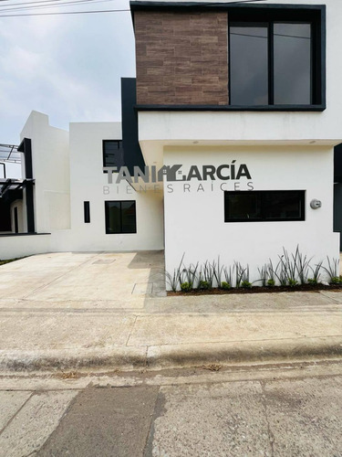 Vendo Casa Nueva, Moderna En Fortín, Con Doble Cochera.