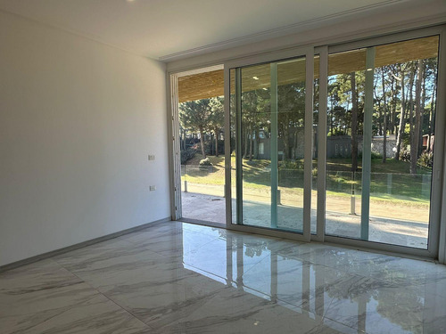 Casa En Venta - 4 Dormitorios 4 Baños - Cochera - 1.300mts2 - Pinamar