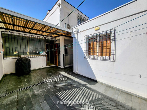 Casa En Venta De 5 Dorm. En Providencia Remodelada