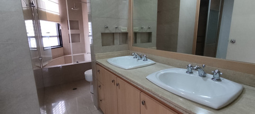 Alquiler De Apartamento En Valle Arriba, Caracas. Of