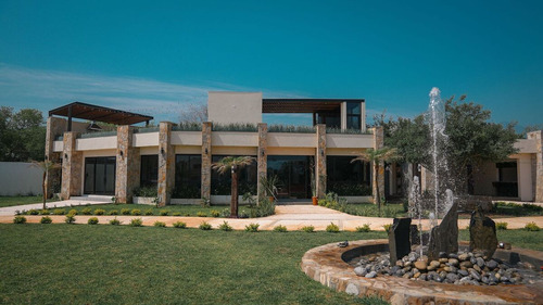 Casa En Venta En Los Lirios En Montemorelos