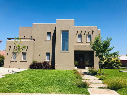 Imagen 2 de 30 de Casa En Venta En Barrio San Gabriel 4 Dorms Y Piscina