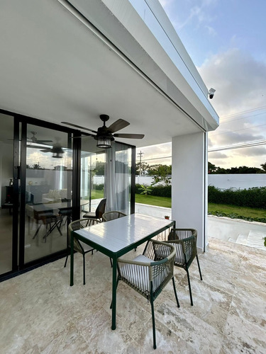 Villa Independiente En Punta Cana - De Esquina Con Patio