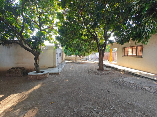 Casa En Venta En Col. Juan Morales Con Amplio Jardín Ideal Para Inversión