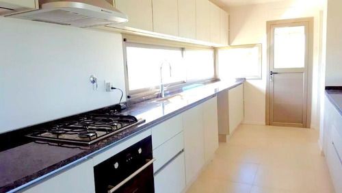 Casa En Venta En El Canton Con 3 Dormitorios. Con Renta