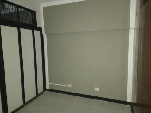 Se Vende Excepcional Local Comercial, Ubicado En La Urbanización La Palmas, A Una Cuadra De La Florida.nc