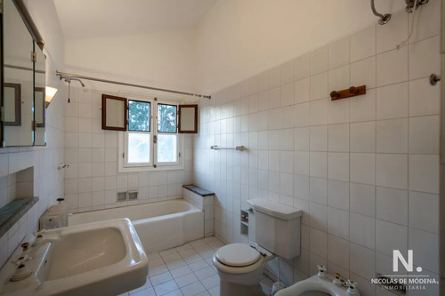 En Venta Casa De 4 Dormitorios, Con Agradable Entorno En Golf, Punta Del Este.