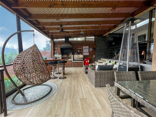 Casa En Venta De 4 Dorm. En Lo Barnechea
