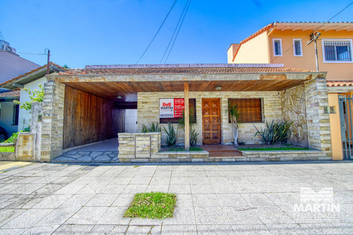 Casa 3 Ambientes Con Cochera, Jardín Con Quincho Y Parrilla, Cerca De Avenida.