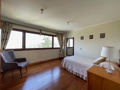 Moderna Casa Con Espectacular Vista A La Cordillera