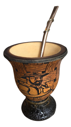Mate De Calabaza Con Pie De Masa Tallado Gaucho Marrón Claro Tallado Gaucho