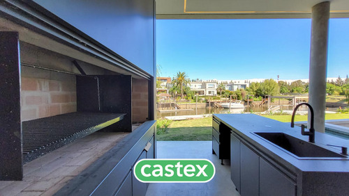 Casa A La Venta Al Río Con Amarra En El Barrio El Yacht. Nordelta.