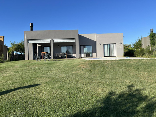 Hermosa Casa En Una Planta A Espejo De Agua En Lote Perimetral