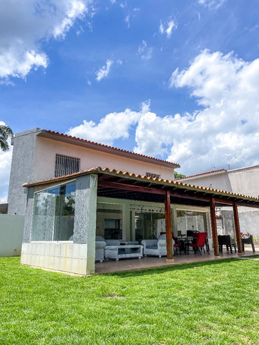Sky Group, Vende Casa Totalmente Remodelada En La Urb. La Viña De Valencia. Jose R Armas. Inc-304