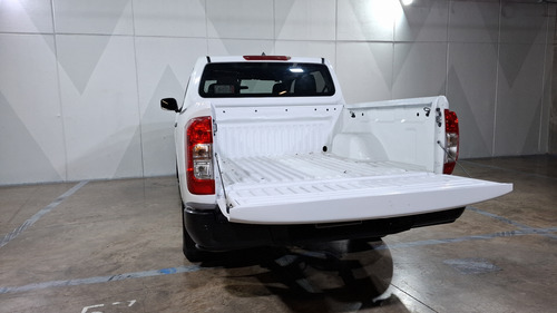 Nissan NP300 2.5 DOBLE CABINA S PAQ. SEG. TM