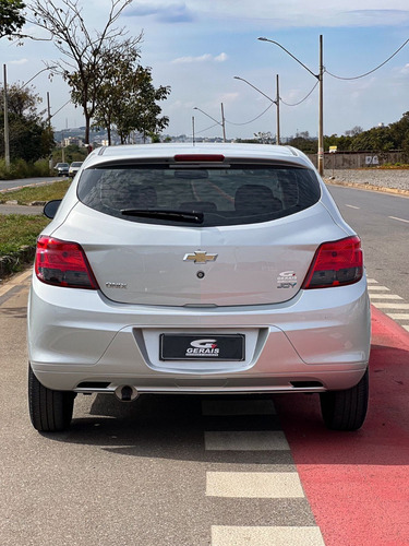 Imagem 4 de 9 de Chevrolet Onix