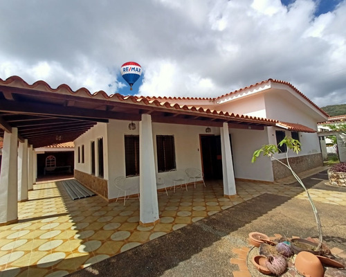 Re/max 2mil Vende Casa En La Urbanización Escudo De Armas, La Asunción. Isla De Margarita, Estado Nueva Esparta  