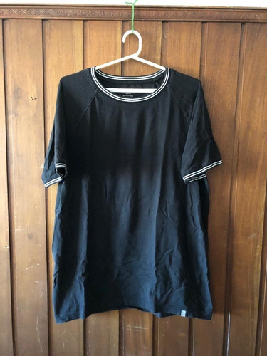 Remera Negra Con Cuello American Eagle