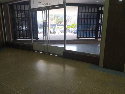Imagen 2 de 12 de Oficinas En Obra Blanca En C.c. Las Valentinas, Puerto Cabello. Luz Montilva.